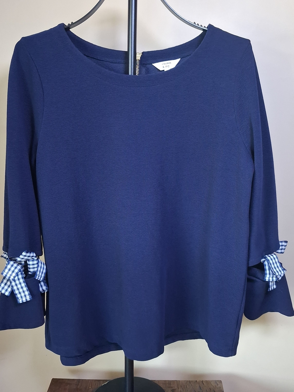 Crown & Ivy Women’s Navy Blue Cut Out Bow Sleeve Top; Size M